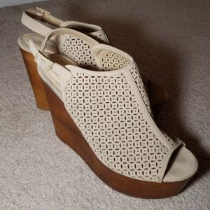 Nude wedges